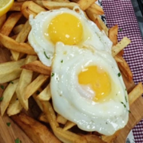 Papas fritas con huevo 